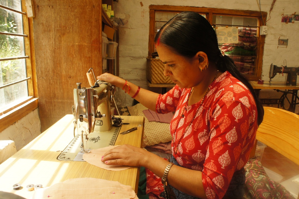 【她們的臉03】生產者故事Bimala：讓裁縫車聲與歌聲繼續繚繞著